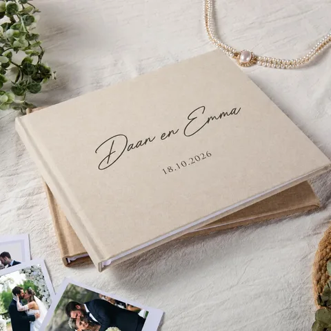 Linnen gastenboek met de namen Daan en Emma en een datum op de voorkant