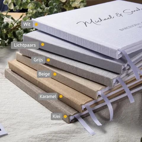 Gastenboeken in de kleuren wit, lichtpaars, grijs, beige, karamel en klei
